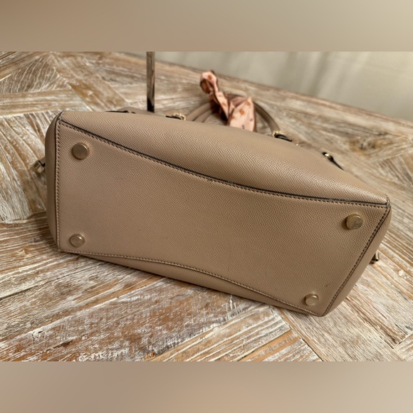 Michael Kors Voyager Tote Bag - Picture 9 of 16